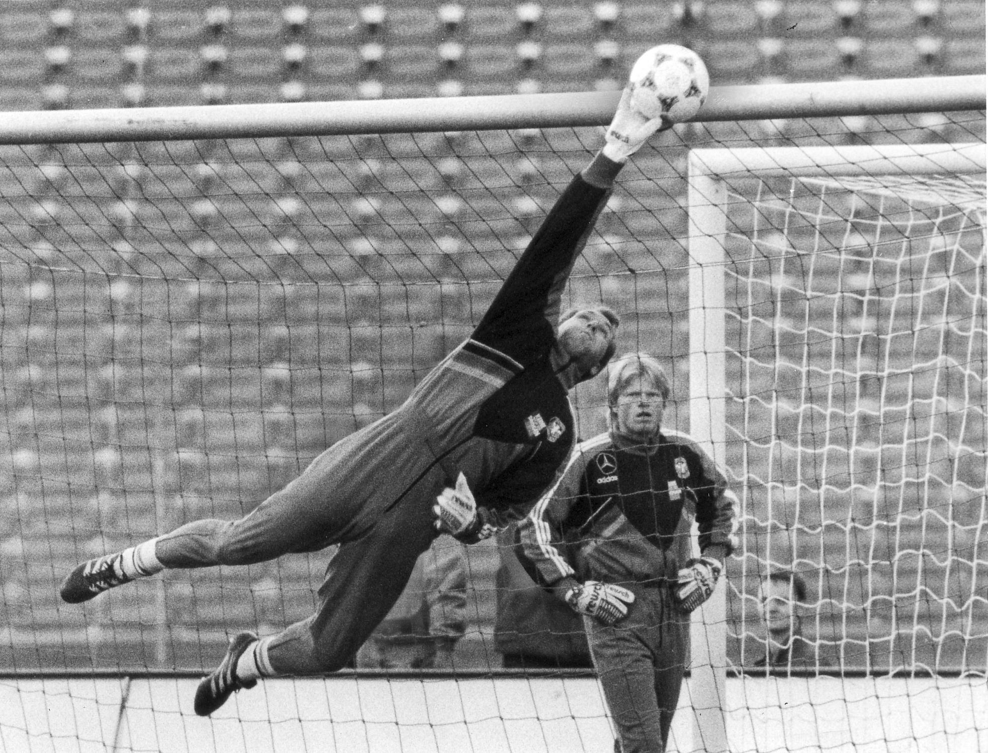 Auf und Ab ging es, egal wo Andy Köpke spielte - auch in der deutschen Nationalmannschaft. Nach seinem Debüt am 30. Mai 1990 gegen Dänemark gehört er bei der Weltmeisterschaft 1990 dem Kader an. Dennoch steht er beim Titelgewinn in Rom ebenso im Schatten von Dauerkonkurrent Bodo Illgner wie zwei Jahre später bei der Europameisterschaft in Schweden, als die deutsche Elf erst im Endspiel dem Sensationssieger aus Dänemark unterliegt.