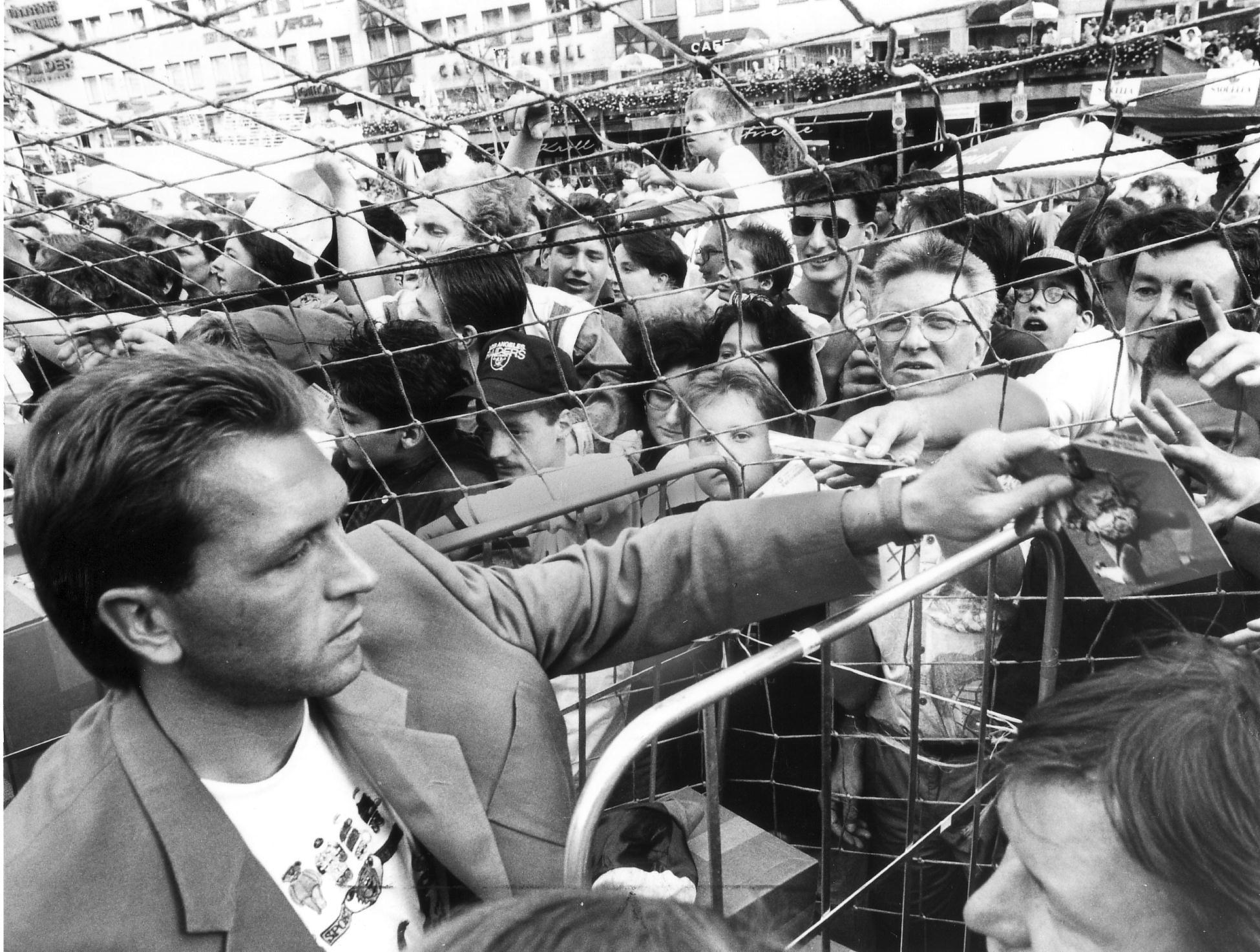 Seine Stadt, seine Fans. Unter dem Motto "Bier, Gwerch und Autogrammkarten" lief diese Feierlichkeit auf dem Hauptmarkt ab. Bei allem Trubel um seine Person mutierte Köpke nie zum Lautsprecher. Exzentrik - eine Eigenschaft, die man positionsbedingt oft bei Torleuten trifft, ist dem Mann fremd, der in Nürnberg seine zweite Ehefrau Birgit kennen- und lieben lernte.