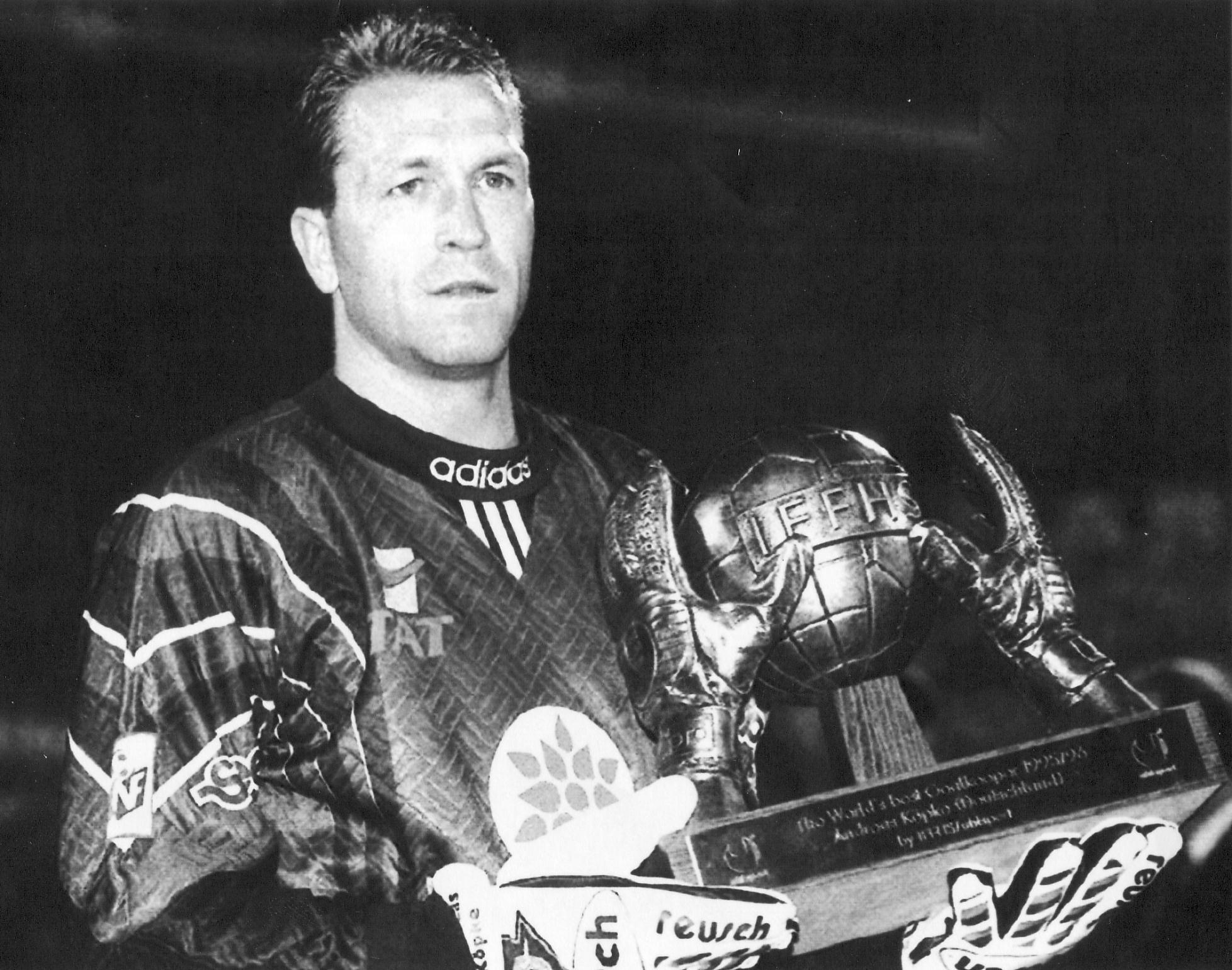 1996 wurde Andy Köpke nicht nur Europameister, sondern auch Welttorhüter gekürt. Die Trophäe nimmt er in Marseille entgegen.