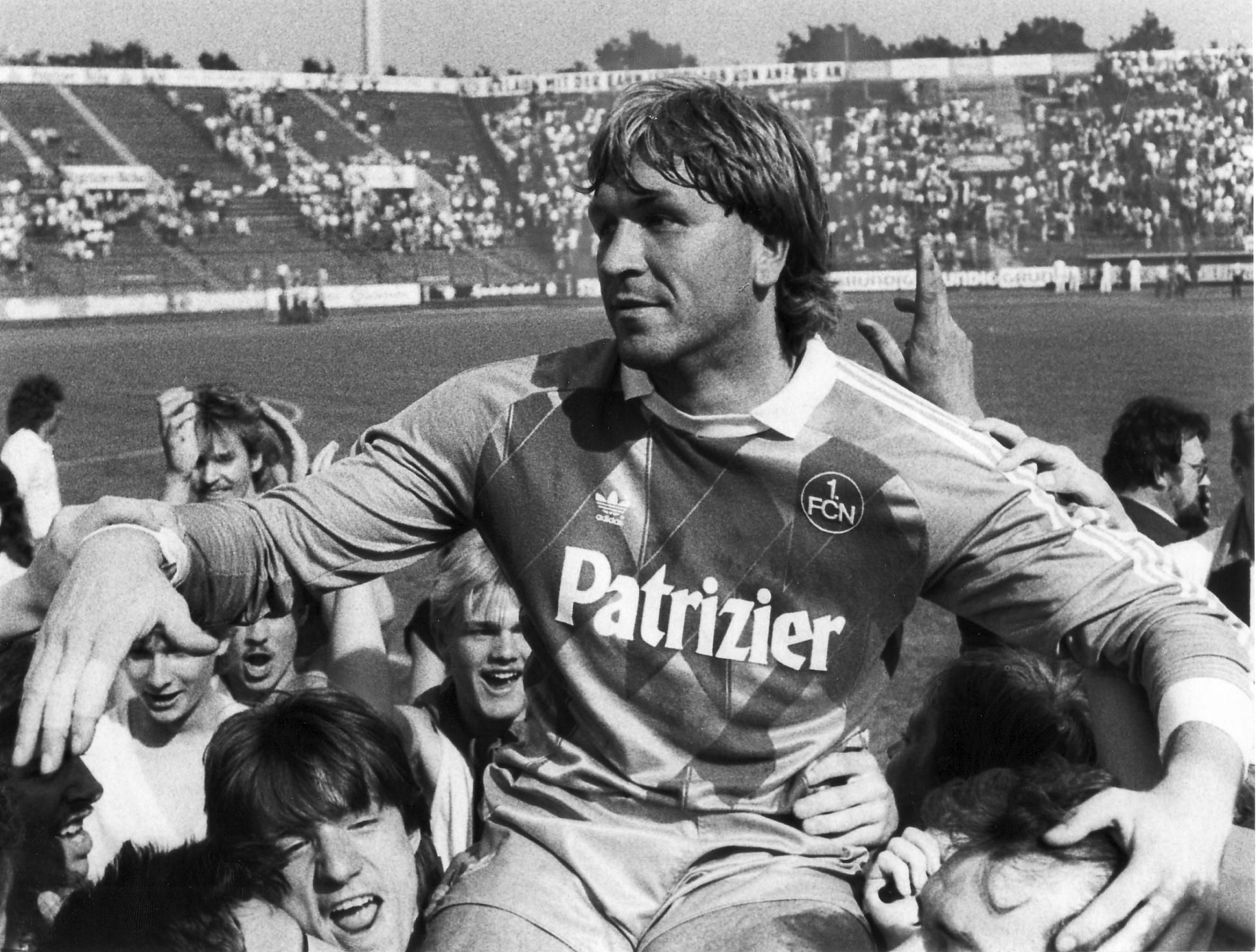 "Wer ist Deutschlands Nummer eins - Andy Köpke". Mit diesem Frage-Antwort-Gesang wurden abertausende Stadionbesucher sozialisiert. 338 Mal stand Köpke für seinen Club zwischen den Pfosten, präsentierte sich dabei meist in blendender Form und rettete Nürnbergs Lieblingsverein so manchen Punkt. Schon zu Beginn seiner Club-Laufbahn wurde er dafür auf Händen getragen.