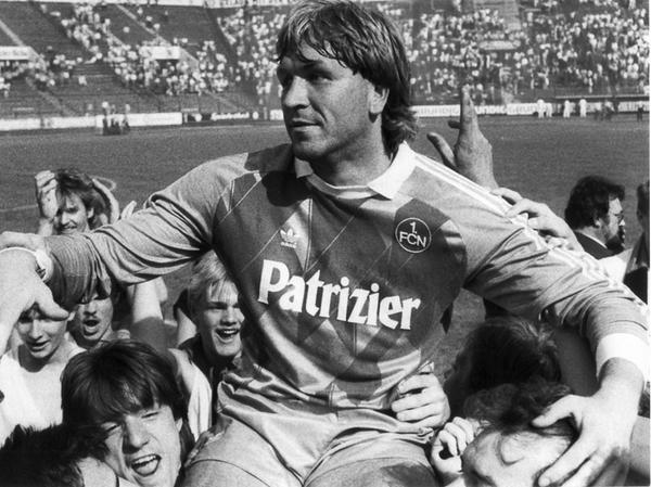 Von den Fans auf Händen getragen: Andreas Köpke spielte sich schon bald nach seiner Ankunft in Nürnberg 1986 in die Herzen der Franken.