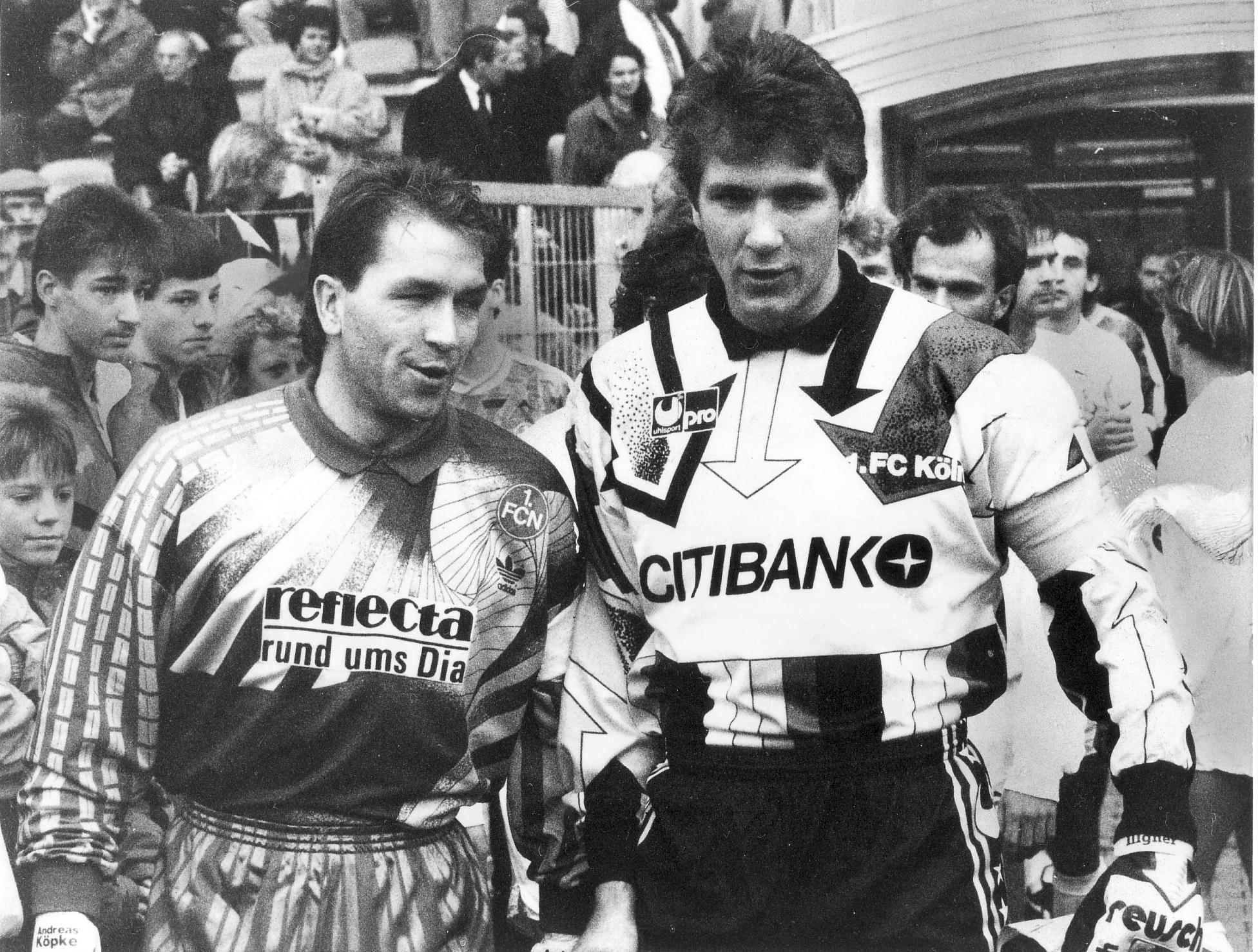 Vor dem Kölner Gastauftritt in der Noris am 12. Spieltag 1992/93 plauschten die Kontrahenten noch angeregt. In der Begegnung selbst ist für solch nette Unterhaltung kein Platz. Den Showdown gibt's in der 45. Minute. Hansi Dorfner ist beim Stand von 1:0 für die Gäste zuvor per Elfmeter an Illgner gescheitert. Köpke muss, als zweiter Schütze vorgesehen, gegen den Karnevalstorwart "in die Bütt" - und verwandelt sicher! Und es wird noch besser, als Percy Olivares den vielumjubelten 2:1-Heimerfolg bewerkstelligt. In der Folgesaison zeigt sich Köpke übrigens noch einmal aus elf Metern zielsicher, gegen Dynamo Dresden.