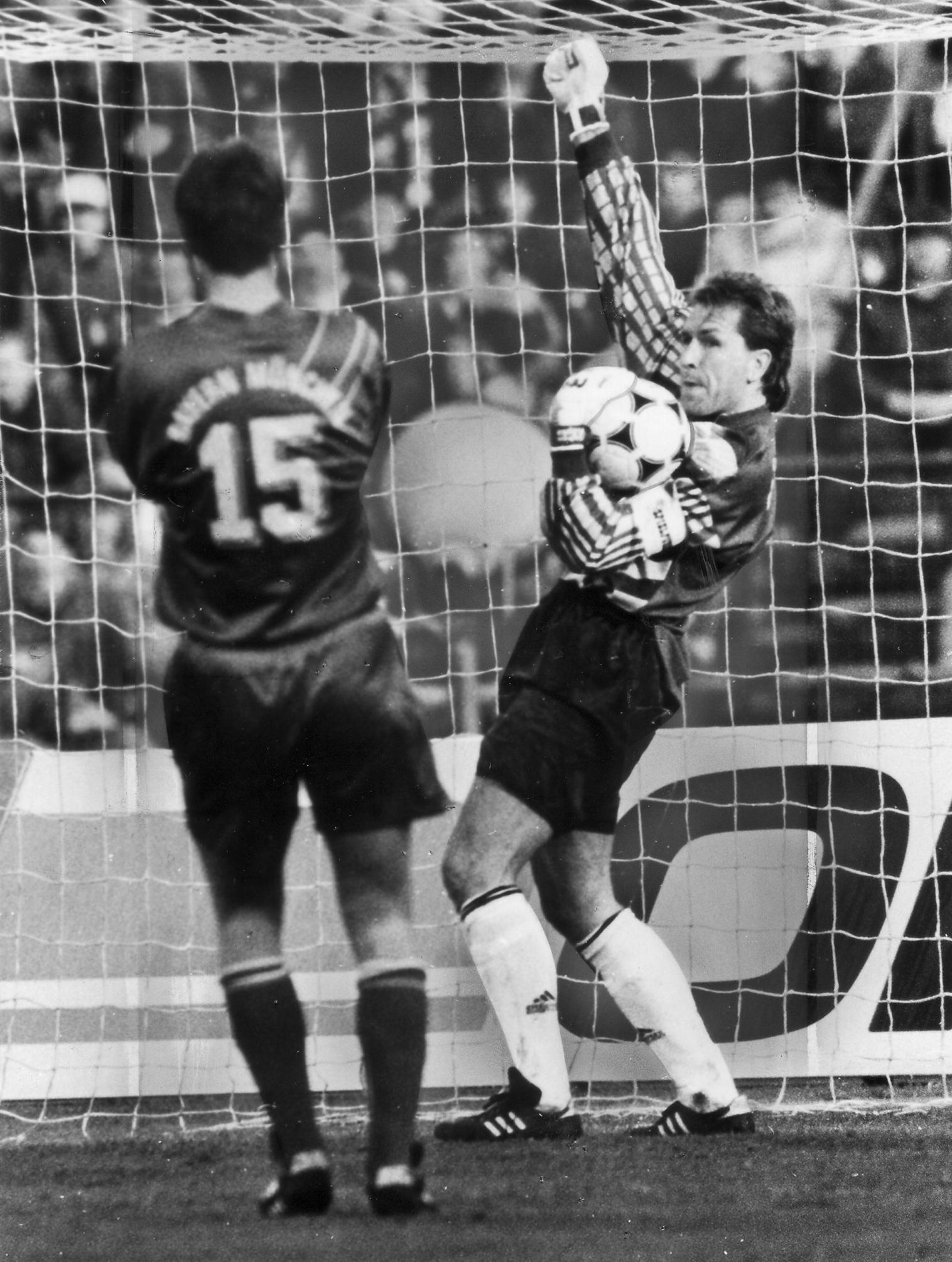 Apropos München: Im März 1992 geht der letzte FCN-Betriebsausflug in die ungeliebte Landeshauptstadt über die Bühne, der wirklich Spaß gemacht hat. Natürlich in einer Hauptrolle - Andy Köpke. Der just zuvor eingewechselte Christian Wück kontert die frühe Bayern-Führung. Nürnbergs "Zaubermaus", dieser unglaubliche Sergio Fabian Zarate, dreht das packende Spiel per verwandeltem Elfmeter kurz vor der Pause. In der 82. Minute schnappt sich Stefan Effenberg ebenfalls die Kugel, findet vom Punkt in Nürnbergs Super-Schlussmann aber seinen Meister. Kurz darauf tütet Zarate den 3:1-Coup ein - bis heute der letzte Erfolg des Ruhmreichen bei den Bayern, frenetisch bejubelt von den tausendfach mitgereisten FCN-Fans.