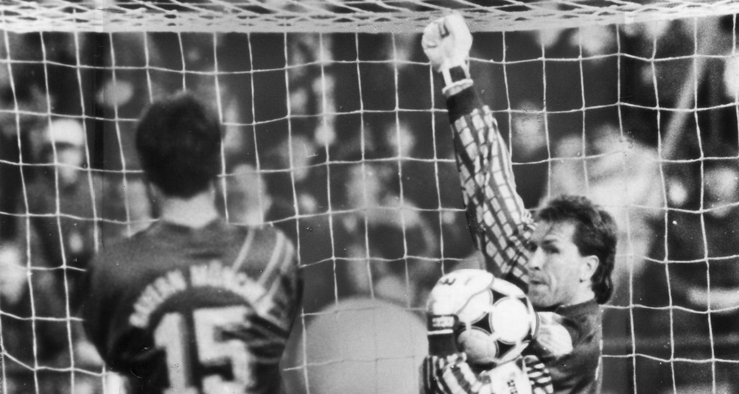 Seht her, ich hab's geschafft: Andreas Köpke hält den Elfmeter von Stefan Effenberg im Münchner Olympiastadion 1992. Wenige Minuten später siegt der Club mit 3:1.