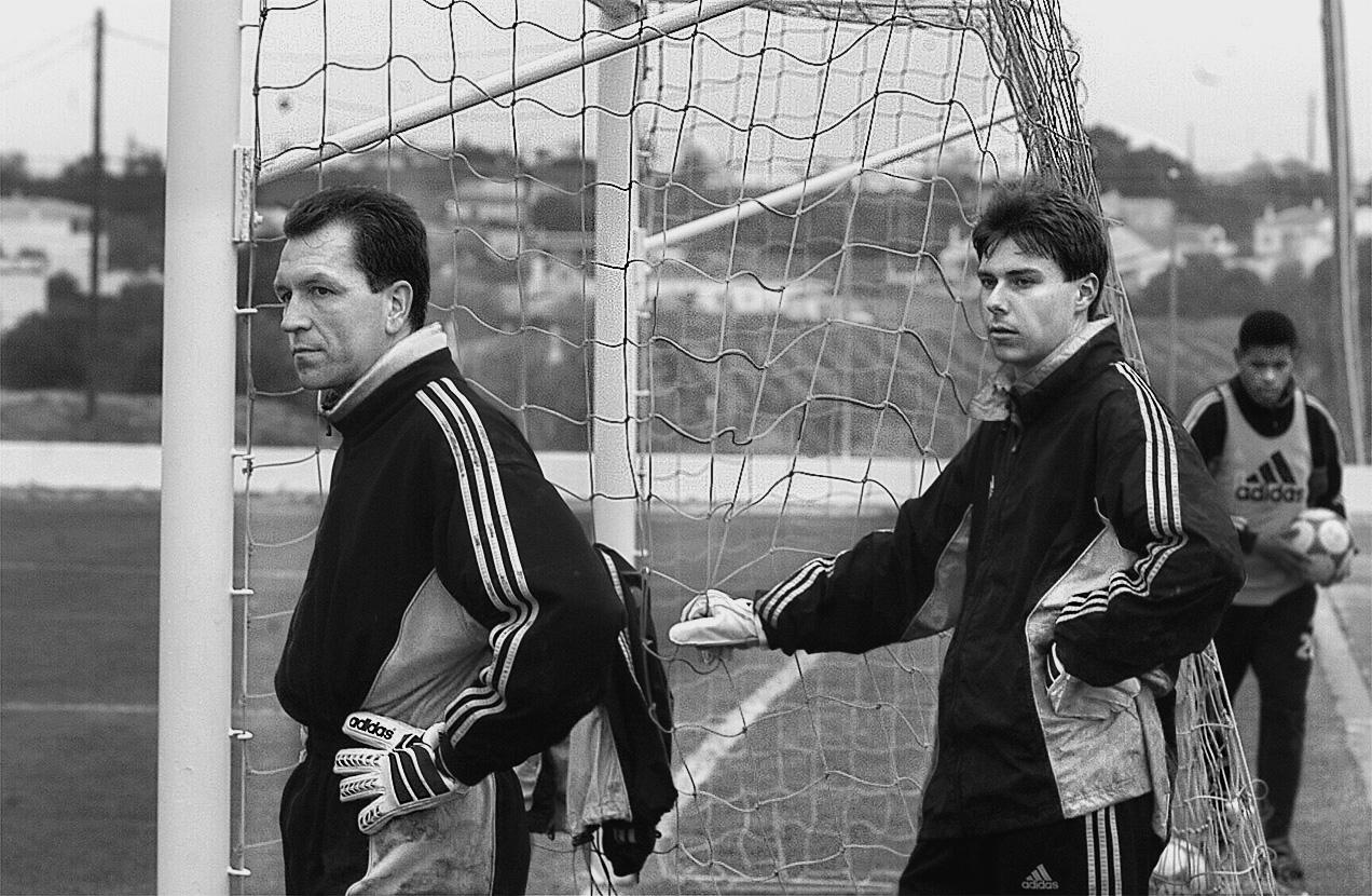 Mission erfüllt: Nach der Rückkehr in die 1. Bundesliga übergibt Köpke den Job im Club-Kasten 2001 an Darius Kampa.