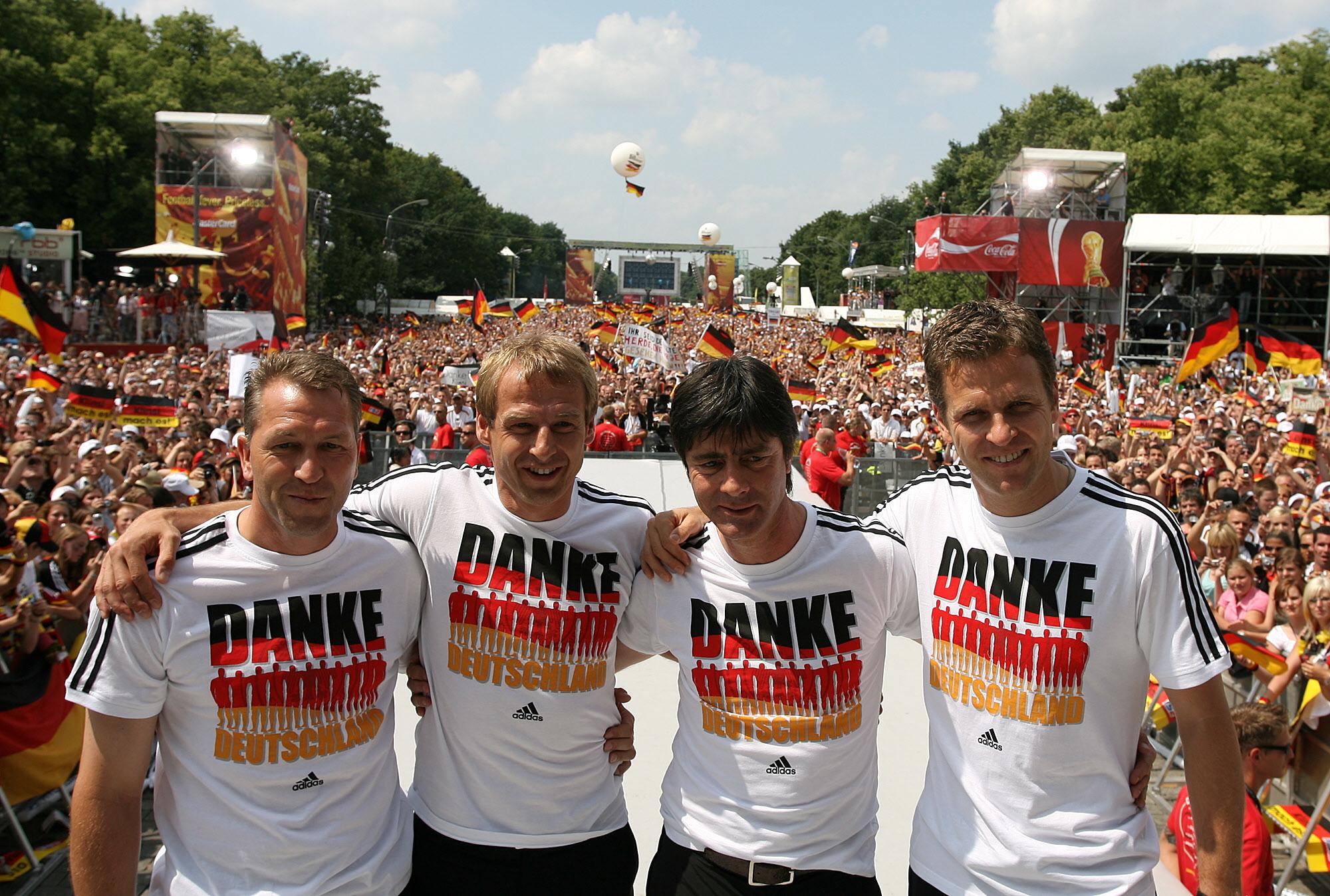 Gefeiert wurde trotzdem: Nach dem 3:1-Sieg im Spiel um Platz 3 gegen Portugal zeigt sich das Team, angeführt von Andreas Köpke, Jürgen Klinsmann, Jogi Löw und Oliver Bierhoff, ausgelassen mit hunderttausenden Fans in Berlin.