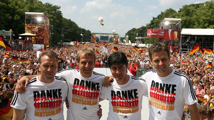 Gefeiert wurde trotzdem: Nach dem 3:1-Sieg im Spiel um Platz 3 gegen Portugal zeigt sich das Team, angeführt von Andreas Köpke, Jürgen Klinsmann, Jogi Löw und Oliver Bierhoff, ausgelassen mit hunderttausenden Fans in Berlin.