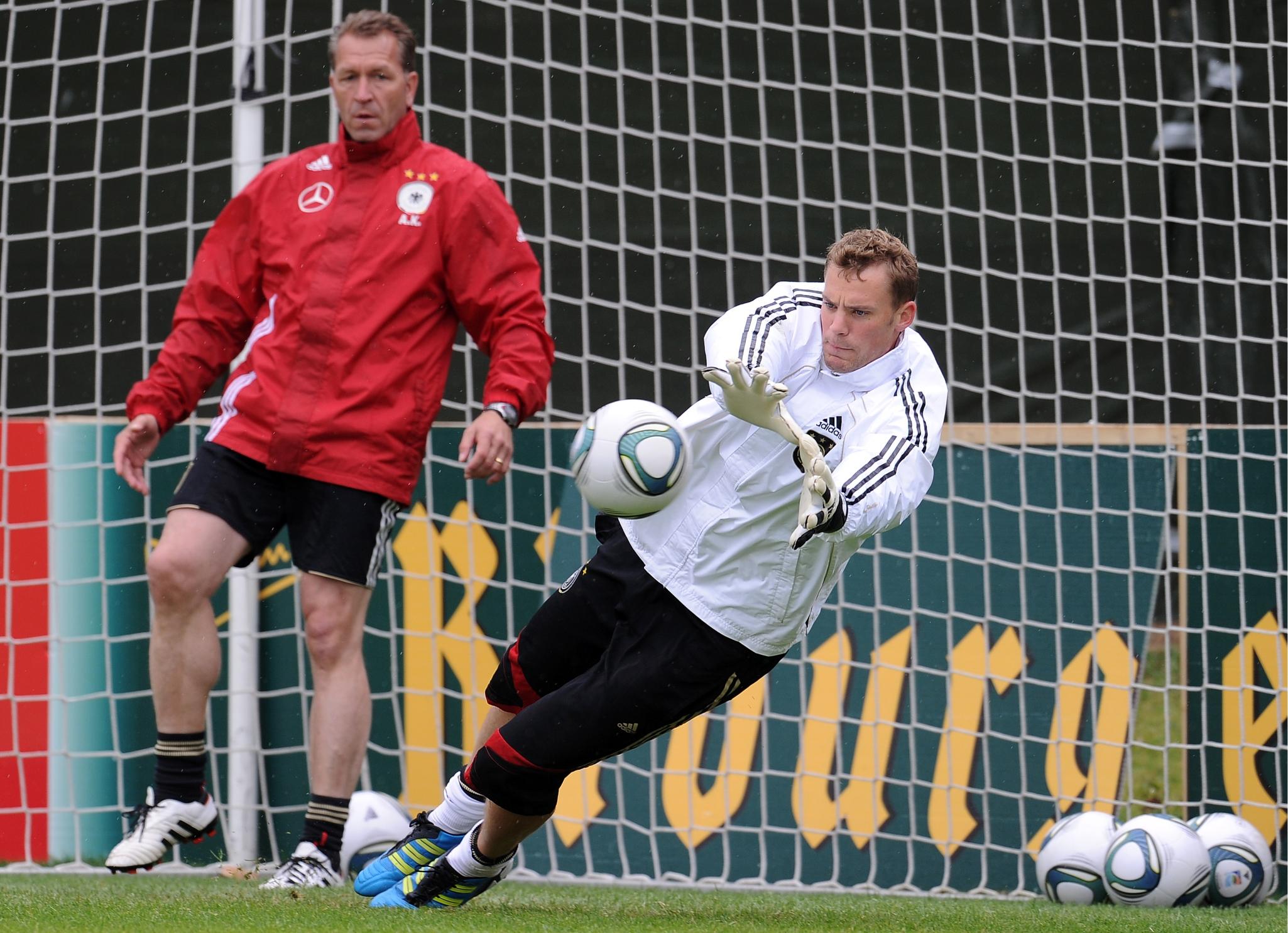 Seit 2010 steht Manuel Neuer im Kasten der deutschen Nationalmannschaft. Als Torwart-Trainer ist Andreas Köpke ganz nah dran an den besten Torhütern der Welt.