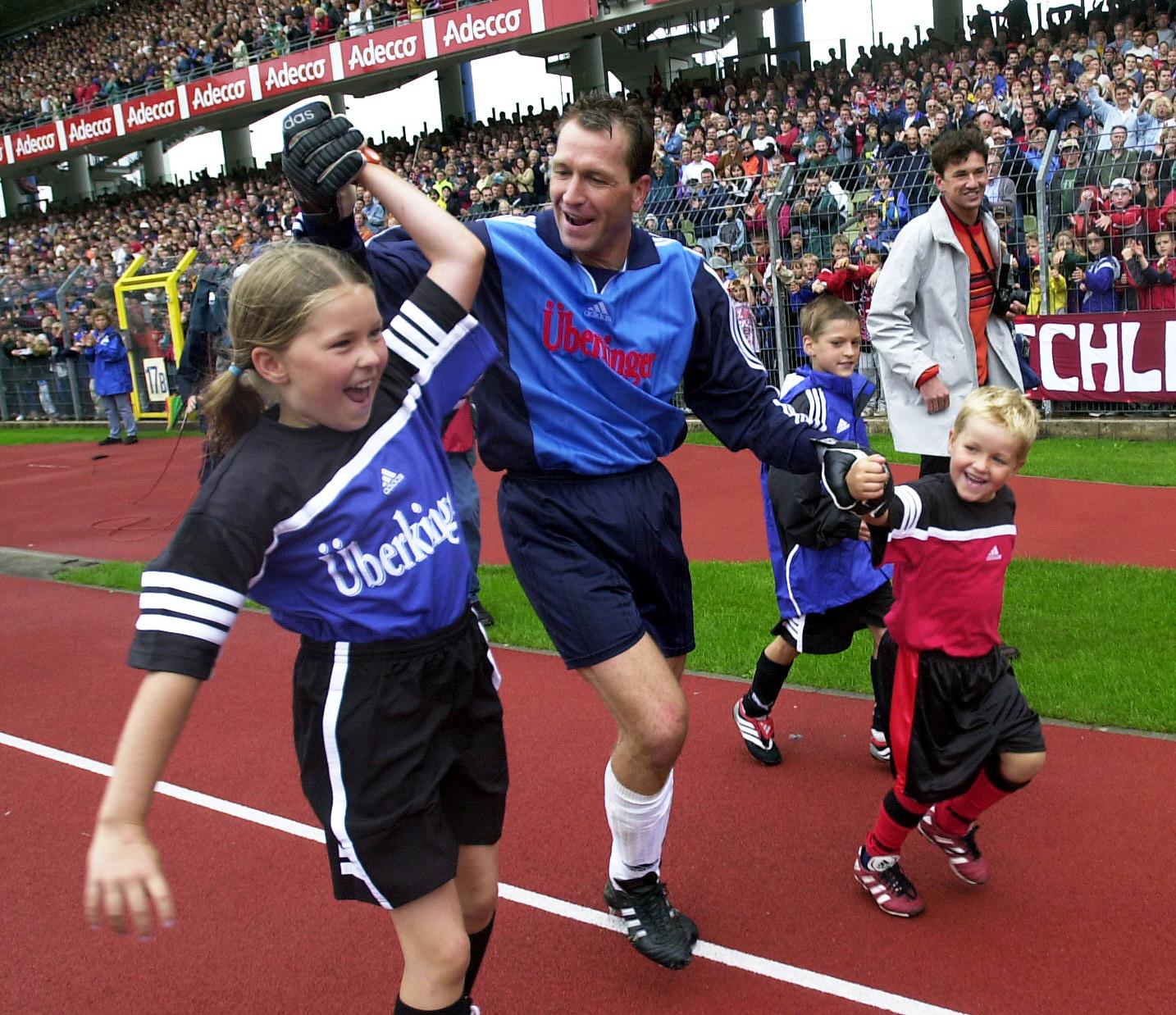 Im Juli 2001 feiert Köpke seinen Abschied von der aktiven Fußballbühne: Das Frankenstadion ist bis auf den letzten Platz ausverkauft - und auch der Nachwuchs aus dem Hause Köpke bei der Ehrenrunde mit dem Papa so richtig gut drauf.
