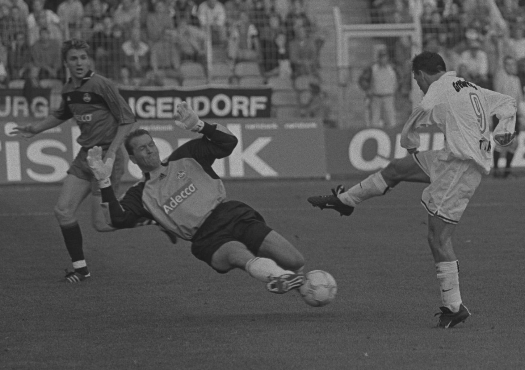 Ab der Winterpause der Saison 1998/99 ist er wieder bei dem Verein zurück, bei dem er richtig groß geworden ist. Rund 3000 Club-Fans pilgerten zum Trainingsgelände, um ihr Idol bei der ersten Übungseinheit am Valznerweiher in Empfang zu nehmen. Vor dem Abstieg, der den FCN am letzten Spieltag als tosender Abwärtsstrudel hinabzog, kann aber auch der Weltklassekeeper den Club nicht retten. Als Absteiger will dieser seine Karriere aber nicht beenden. Im Unterhaus erweitert Köpke seine Derby-Erfahrungen - hier durch eine famose Rettungstat gegen SpVgg-Angreifer Frank Türr.