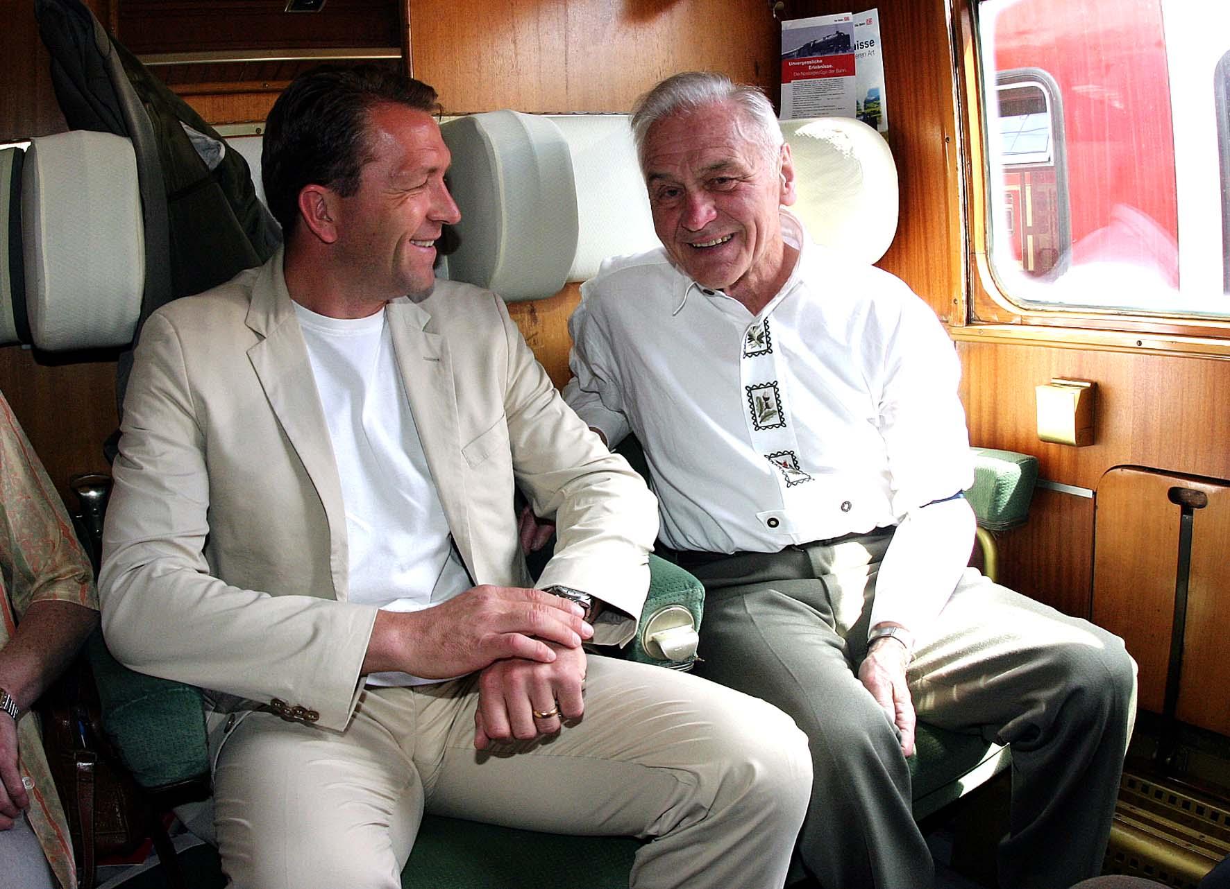 Zwei Nürnberger Torwart-Ikonen unter sich: Andy Köpke und Nürnbergs Meister-Torwart Edi Schaffer im Weltmeisterzug 1954 anlässlich der Max-Morlock-Ausstellung im Jahr 2004. Vielleicht erklärte Andy seinem inzwischen verstorbenen Berufskollegen, wie er es trotz geringer Körpergröße zu sportlichem Weltruhm gebracht hat.