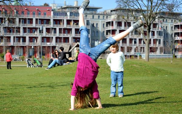 Der Südstadtpark ist knapp 100.000 Quadratmeter groß und bildet das Herzstück der Südstadt. Kletterwand, Wasserspielplatz, Skate-Anlage: Kinder und Jugendliche haben hier viele Möglichkeiten, sich auszutoben. Über 100 Sitzbänke stehen denjenigen zur Verfügung, die sich lieber ausruhen möchten. Unser Tipp: Machen Sie es sich bei Kaffee und Kuchen im Café am Südstadtpark gemütlich.