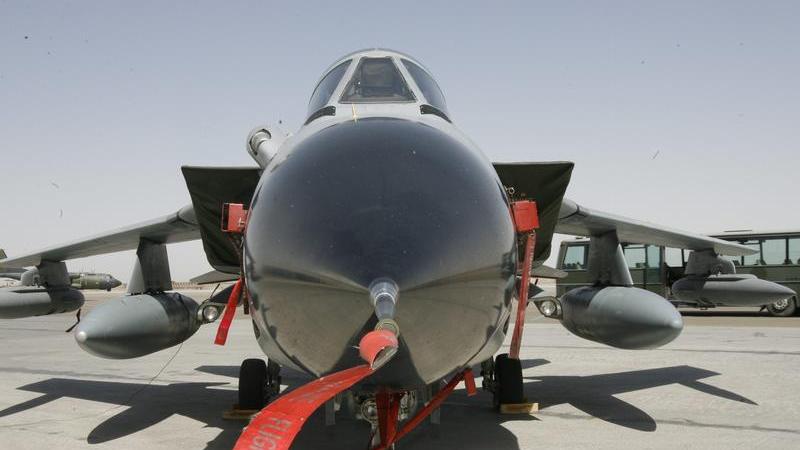 Deutschland will "Tornado"-Aufklärungsflugzeuge für die Luftangriffe gegen die Terrormiliz bereitstellen.