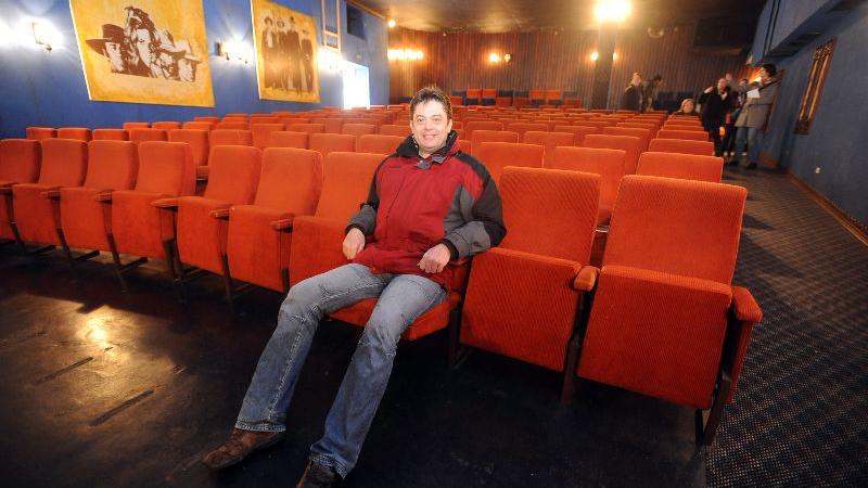 Stühle-Schrauben im Fürther City-Kino