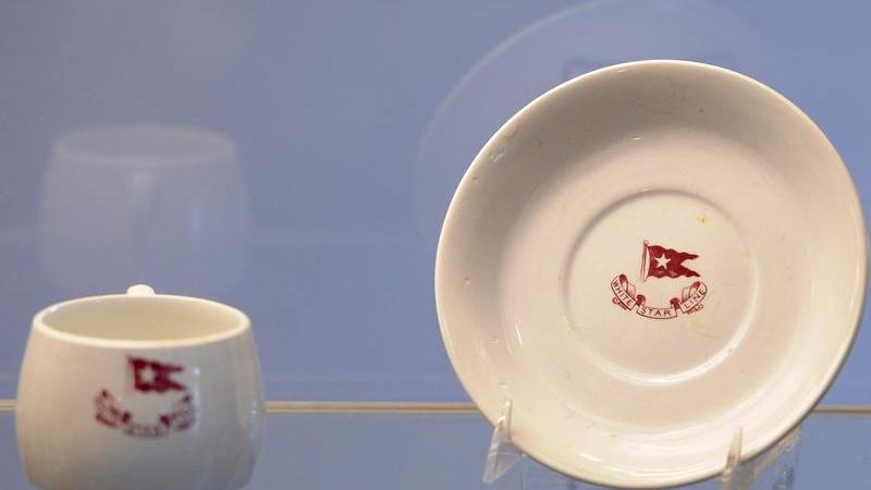 So trank man an Bord der Titanic Kaffee: Gut erhalten sind auch einige Teller und Tassen.