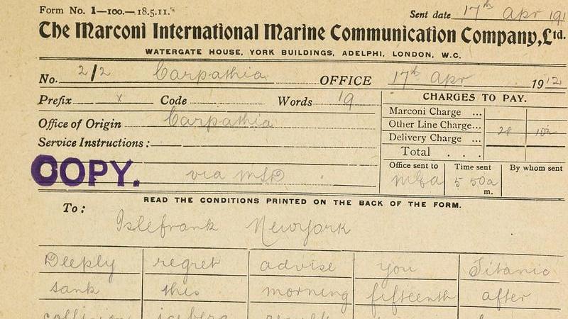 Eine der umstrittensten historischen Figuren, die 1912 an Bord der Titanic waren, ist wohl Bruce Ismay. Der Direktor der Reederei White Star Line ergatterte einen Platz in einem der Rettungsboote und rettete so sein Leben, während 1500 Passagiere und Besatzungsmitglieder starben. Außerdem wurde ihm vorgeworfen, für die Kollision mit dem Eisberg mitverantwortlich zu sein: Er soll Kapitän Edward Smith dazu gedrängt haben, trotz der Eiswarnungen das Tempo nicht zu drosseln. Das Bild zeigt das erste von acht Telegrammen, das Ismay nach seiner Rettung versandte.