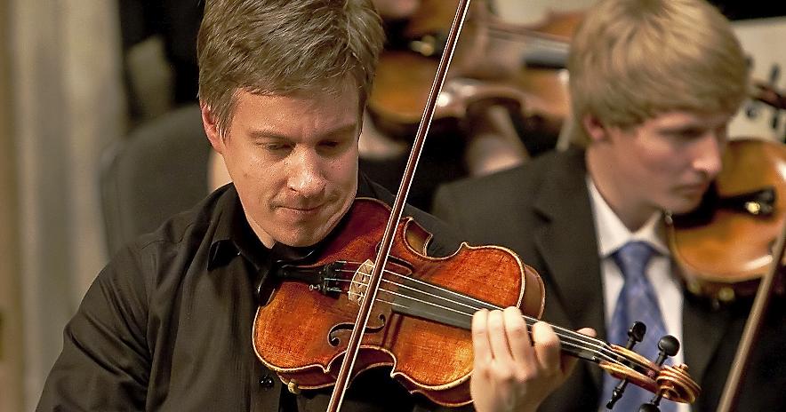 Konzentriert bei der Sache: Orchesterchef Bernd Müller vertieft sich als Solist ins Violinkonzert op. 61 von Ludwig van Beethoven Konzentriert bei der Sache: Orchesterchef Bernd Müller vertieft sich als Solist ins Violinkonzert op. 61 von Ludwig van Beethoven