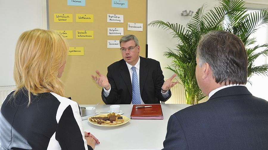 „Es geht häufiger um Kränkungen als um Geld“: Bernd Borschel, Wirtschaftsmediator im Raum Nürnberg, ist froh, dass das Mediationsgesetz Transparenz und Verbraucherschutz bringen wird. „Es geht häufiger um Kränkungen als um Geld“: Bernd Borschel, Wirtschaftsmediator im Raum Nürnberg, ist froh, dass das Mediationsgesetz Transparenz und Verbraucherschutz bringen wird.