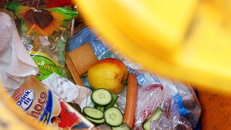 Nach Plänen der Bundesregierung soll weniger Essen im Müll landen.