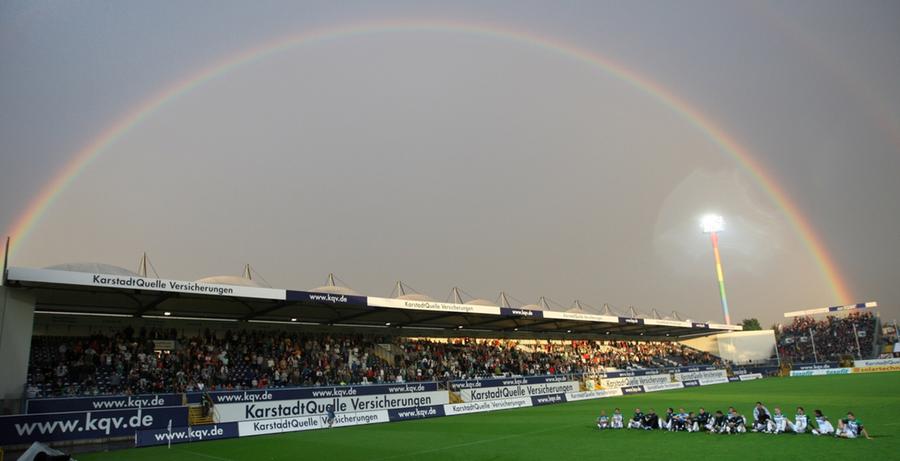 Nach dem Spiel gegen St. Pauli sitzt die Mannschaft im August 2008 unterm Regenbogen vor dem Fanblock.