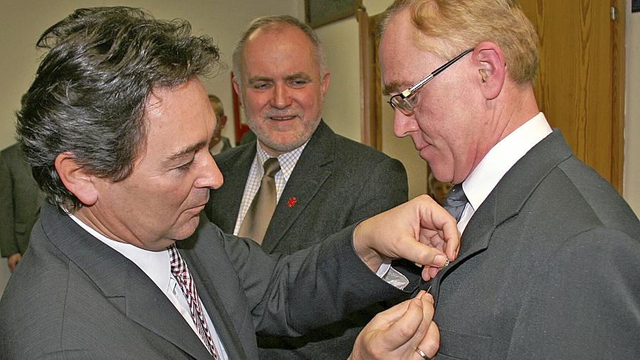 Spalts Bürgermeister Udo Weingart (links) würdigte die verbindende Art von Thomas Mattusch (zweiter von rechts). Landrat Herbert Eckstein brauchte eine Weile, um die vielfachen Funktionen aufzuzählen, in denen sich der Geehrte engagiert. Auf großes Lob stieß auch die Unterstützung durch Ehefrau Ingrid. Spalts Bürgermeister Udo Weingart (links) würdigte die verbindende Art von Thomas Mattusch (zweiter von rechts). Landrat Herbert Eckstein brauchte eine Weile, um die vielfachen Funktionen aufzuzählen, in denen sich der Geehrte engagiert. Auf großes Lob stieß auch die Unterstützung durch Ehefrau Ingrid.