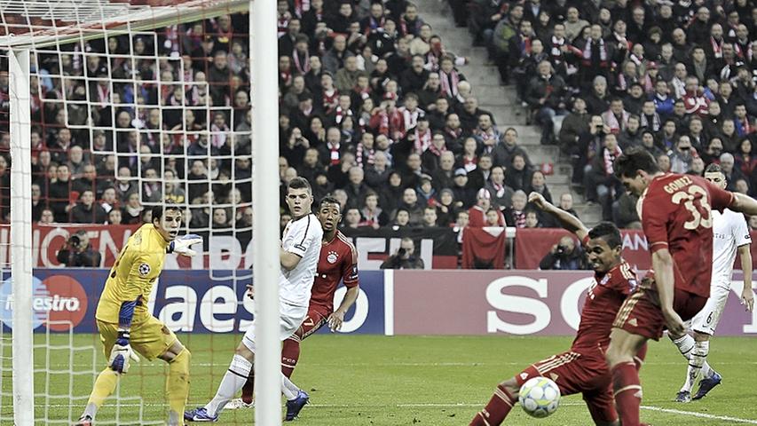 Doch schon im Rückspiel befreiten sich die Bayern spektakulär von allen Sorgen ums Heimfinale. Allein Mario Gomez traf viermal ins Gehäuse der Schweizer, hier sein Treffer zum 3:0.