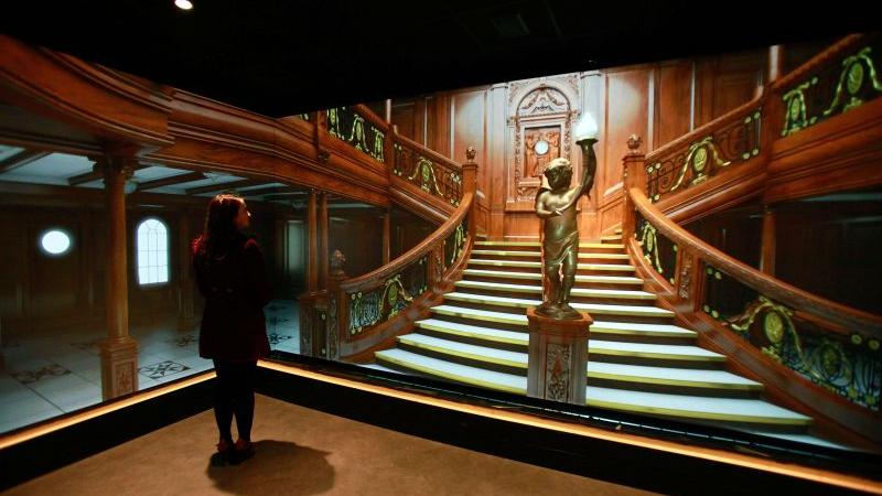 Die berühmte Freitreppe zu den Aufenthaltsräumen der ersten Klasse ist im Besucherzentrum in Belfast ebenfalls als Großbild zu bewundern.