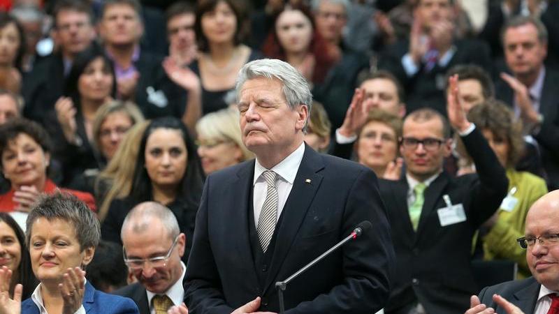 "Was für ein schöner Sonntag". Wenige Minuten nach seiner Wahl zum neuen Bundespräsidenten Deutschlands begibt sich Joachim Gauck zum Rednerpult - und wirkt selbst überwältigt von der Bedeutung des Moments. Der gebürtige Rostocker wurde am 18. März 2012 von den Delegierten mit einer deutlichen Mehrheit an Stimmen gewählt.