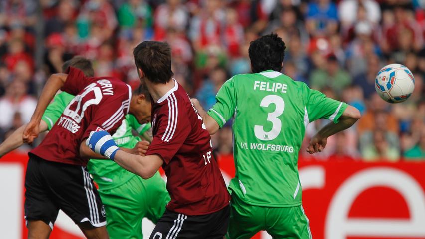 ... wo in der Mitte Daniel Didavi wartete, dessen Wolfsburger Gegenspieler ihm nur dabei zuschauen konnten, wie er den Ball mit viel Wucht zum Führungstreffer für den 1. FC Nürnberg einköpfte.