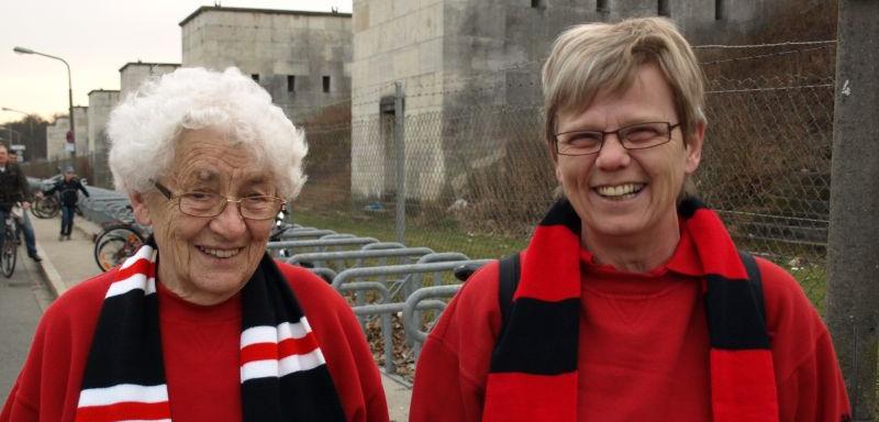 Elisabeth und Renate sind im Fanclub des 1. FC Nürnberg seit 15 Jahren. "Das Spiel war scheiße. Aber verloren ist nun mal verloren. Die Abwehr muss besser werden, denn sonst kriegen wir zu viele Tore."