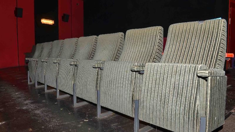Stühle-Schrauben im Fürther City-Kino