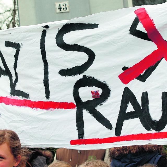 Nach den Morden der Zwickauer Zelle: Junge Leute demonstrieren gegen Neonazis. Nach den Morden der Zwickauer Zelle: Junge Leute demonstrieren gegen Neonazis.