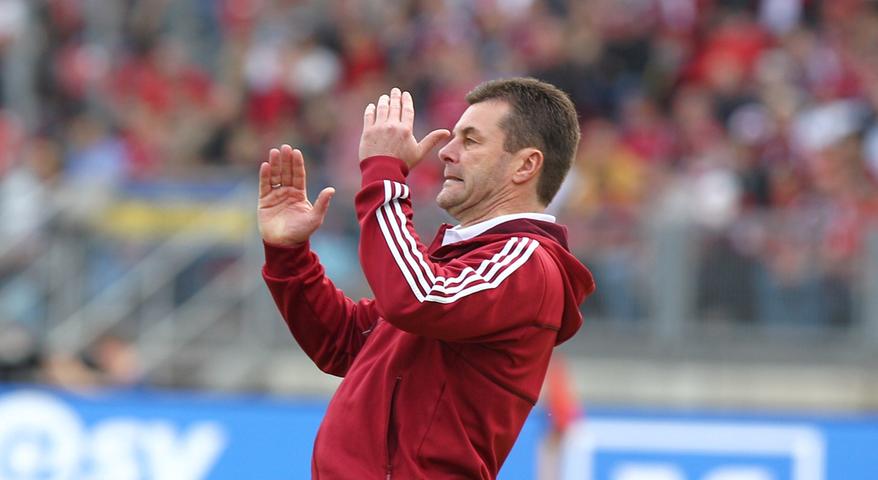 Nach dem Weggang einiger Schlüsselspieler musste Hecking das Team in der Saison 2011/12 erneut auf wichtigen Positionen umbauen. Nachdem die Mannschaft sich zum Ende der Vorrunde noch in Abstiegsgefahr befand, belegte sie am Ende einen sichereren Mittelfeldplatz. Nach der Vorrunde der Spielzeit 2012/13 lag der Club auf einem Platz im hinteren Mittelfeld, als Dieter Hecking dem Lockruf des Geldes und der besseren Perspektiven folgte und zum Jahreswechsel seinen Wechel zum VfL Wolfsburg bekanntgab. Nach dem Weggang einiger Schlüsselspieler musste Hecking das Team in der Saison 2011/12 erneut auf wichtigen Positionen umbauen. Nachdem die Mannschaft sich zum Ende der Vorrunde noch in Abstiegsgefahr befand, belegte sie am Ende einen sichereren Mittelfeldplatz. Nach der Vorrunde der Spielzeit 2012/13 lag der Club auf einem Platz im hinteren Mittelfeld, als Dieter Hecking dem Lockruf des Geldes und der besseren Perspektiven folgte und zum Jahreswechsel seinen Wechel zum VfL Wolfsburg bekanntgab.
