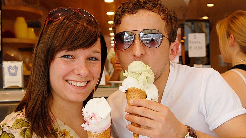 Riesenkugeln Eis schmecken natürlich auch am besten. Das Toscani in der Innenstadt lädt wahre Gebirge auf die Eistüte.