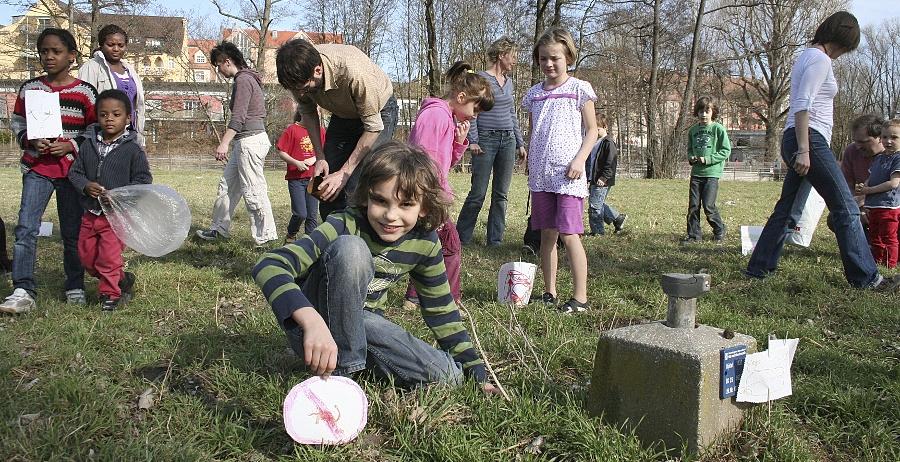 Kinder markierten Hundehaufen mit Wimpeln