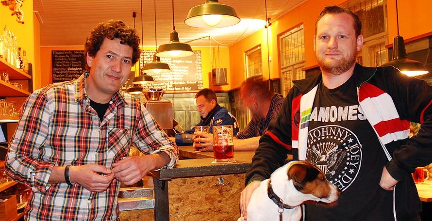 Stammgast Markus (33, rechts) schaut abends oft mit Jack-Russel-Terrier Jimmy auf eine "Gassi-Halbe" im Engel vorbei: "Freundliche Bedienung, leckeres Essen, frisch gezapftes Hetzelsdorfer  - Stammgast-Herz, was willst du mehr?. Und auch wenn ich länger bleibe: Der Hund findet immer den Weg nach Hause."