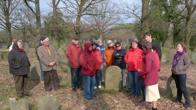 Ilse Vogel, hier rechts im Bild, wusste viele Details über den jüdischen Friedhof, die Grabsteine und das jüdische Leben im 18. und 19. Jahrhundert zu erzählen.
Ilse Vogel, hier rechts im Bild, wusste viele Details über den jüdischen Friedhof, die Grabsteine und das jüdische Leben im 18. und 19. Jahrhundert zu erzählen.