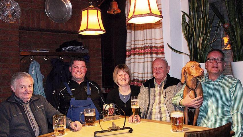 "Bei uns gibt's an Stammdiisch, ned nur an einzelnen Gast, also alle mit auf's Fodo", lautete die Ansage in der Brauerei Fuchsbeck  im Oberpfälzischen Sulzbach-Rosenberg. Die Stammgäste Helmut (links), Sepp (2. von rechts) und Thomas mit Hündin Dora (rechts) waren sich einig: "Wir kommen zwei bis drei Mal in der Woche, wenn's bressiert auch jeden Tag. Die Gesellschaft ist nett hier, das Bier schmeckt gut und es ist Tradition, dass man bei uns in eine Wirtschaft gehen und sich unterhalten kann."