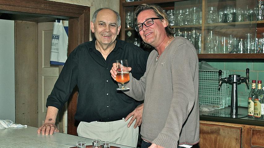 Klaus (rechts), Stammgast im Gasthaus Fürsattel in Günthersbühl: "Wenn ich in die Wirtsstube komme, fühle ich mich dort sofort wie zu Hause. Ein Abstecher in die Küche ist dann fast schon obligatorisch. Am Wirt Manfred schätze ich die uneingeschränkte Solidarität mit seinen Gästen, hier wird keiner rausgeschmissen, sei es noch so spät. Und die Schnäpse sind immer korrekt eingeschenkt." Klaus (rechts), Stammgast im Gasthaus Fürsattel in Günthersbühl: "Wenn ich in die Wirtsstube komme, fühle ich mich dort sofort wie zu Hause. Ein Abstecher in die Küche ist dann fast schon obligatorisch. Am Wirt Manfred schätze ich die uneingeschränkte Solidarität mit seinen Gästen, hier wird keiner rausgeschmissen, sei es noch so spät. Und die Schnäpse sind immer korrekt eingeschenkt."
