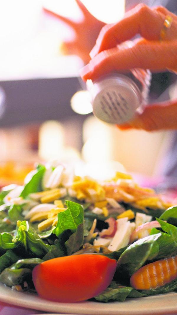 Wer bei hohen Temperaturen schwere und fettige Kost zu sich nimmt, belastet den Körper zusätzlich, da eine anstrengende Verdauung wertvolle Energien in Anspruch nimmt. Bekömmlicheres Essen wie Obst, Salat und mageres Fleisch ist empfehlenswert, um über den Tag hinweg leistungsfähig zu bleiben.