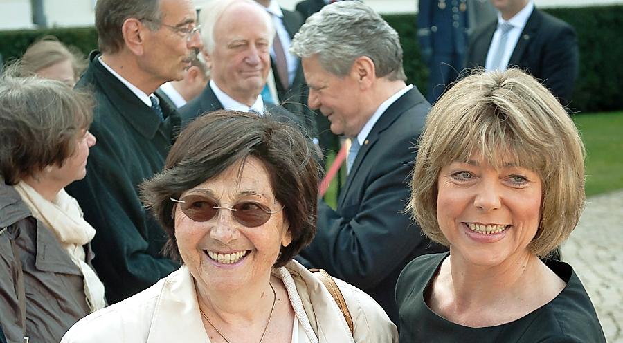 Familienbande in bewegten Zeiten: Daniela Schadt mit ihrer Mutter Doris beim Empfang in Schloss Bellevue. Im Hintergrund Joachim Gauck im Gespräch mit alten Freunden und Weggefährten.