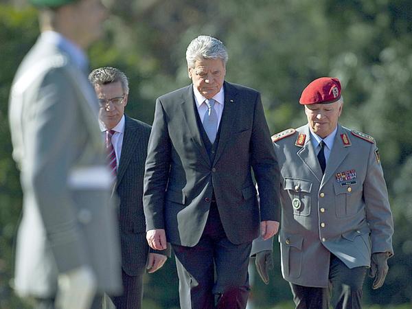 Der neue Bundespräsident Joachim Gauck kurz vor dem Abschreiten der Ehrenformation der Bundeswehr.