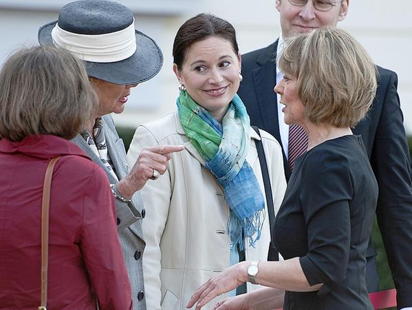 First Lady Daniela Schadt begrüßt Barbara Scheel, die Frau des ehemaligen Bundespräsidenten. In der Mitte Daniela Schadts Freundin und NZ-Kollegin Anabel Schaffer.