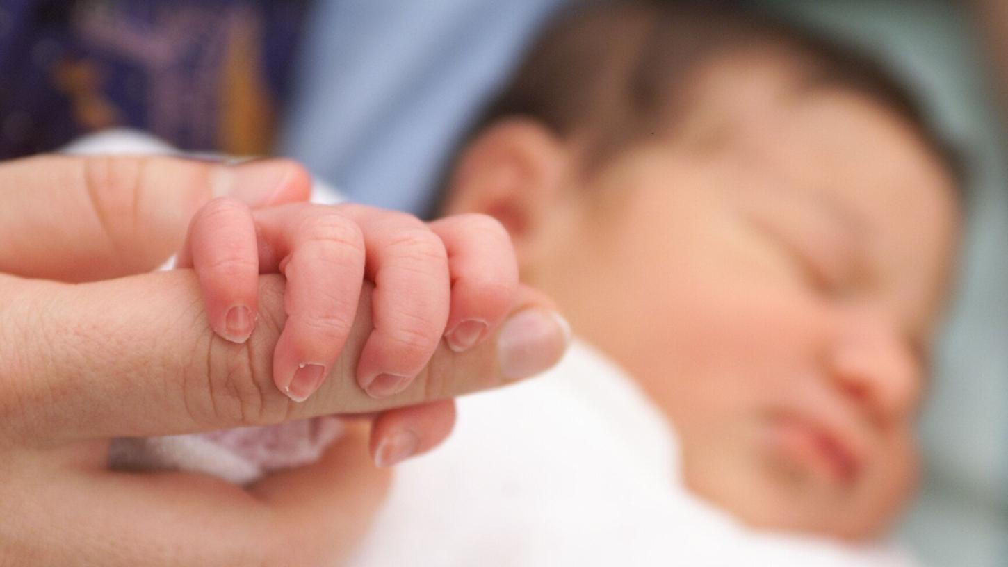 Einen Fall wie diesen gab es noch nie: Mithilfe einer speziellen Technik haben Mediziner erstmals ein Baby mit drei genetischen Eltern erzeigt.