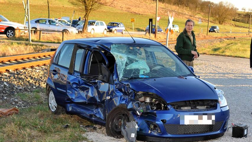 Schwerer Unfall bei Kirchehrenbach: Zug rammt Auto