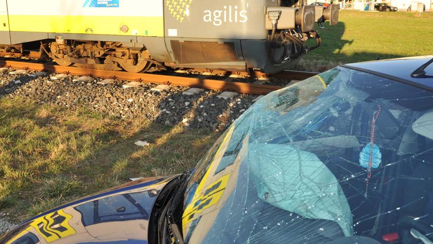 Schwerer Unfall bei Kirchehrenbach: Zug rammt Auto 