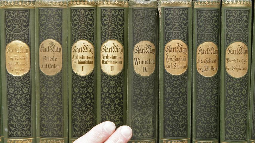 Mehr als 200 Millionen Bücher, übersetzt in über dreißig Sprachen, wurden von den Werken Karl Mays verkauft. Kaum ein Haushalt, in dem nicht mindestens eines der Bücher in den grünen Einbänden des Karl-May-Verlages steht. Eigentlich scheint der Markt gesättigt, doch...