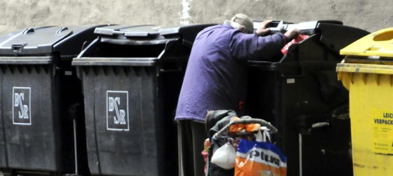 Sichtbares Zeichen einer neuen Form von Armut: Ein Mensch wühlt im Abfall nach Verwertbarem.