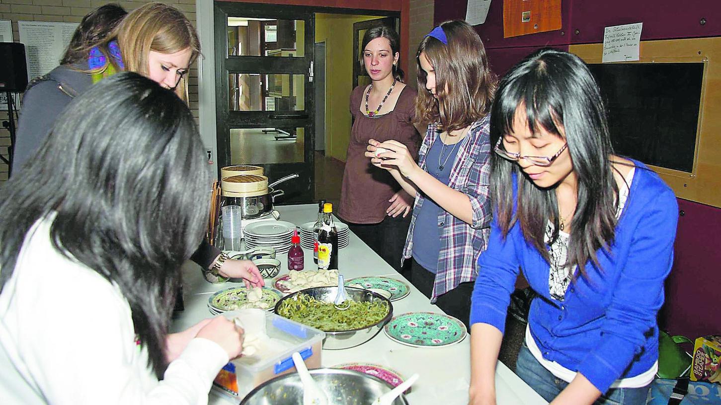 Leckere chinesische Teigtaschen gab es im Hilpoltsteiner Gymnasium zum Probieren, weniger schmackhaft dürften die vielen chinesischen Schriftzeichen sein, die die Schüler gerade lernen. Leckere chinesische Teigtaschen gab es im Hilpoltsteiner Gymnasium zum Probieren, weniger schmackhaft dürften die vielen chinesischen Schriftzeichen sein, die die Schüler gerade lernen.