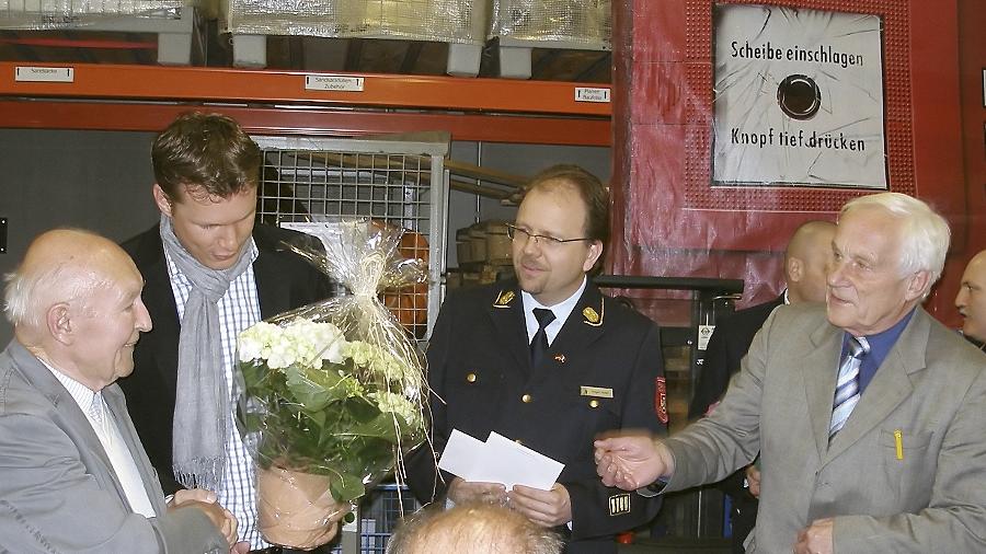 Schwabachs früherer Stadtbrandrat Hans Galsterer (links) feierte kürzlich 85. Geburtstag. Gratulanten bei der Jahresversammlung der Feuerwehr waren unter anderem (von links) Oberbürgermeister Matthias Thürauf, Satdtbrandrat Holger Heller, Altoberbürgermeister Hartwig Reimann und Stadtbrandinspektor Paul Lechner (im Hintergrund). Schwabachs früherer Stadtbrandrat Hans Galsterer (links) feierte kürzlich 85. Geburtstag. Gratulanten bei der Jahresversammlung der Feuerwehr waren unter anderem (von links) Oberbürgermeister Matthias Thürauf, Satdtbrandrat Holger Heller, Altoberbürgermeister Hartwig Reimann und Stadtbrandinspektor Paul Lechner (im Hintergrund).